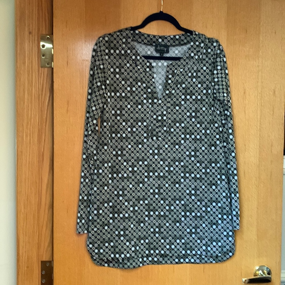 Flattering patterned tunic NWOT
